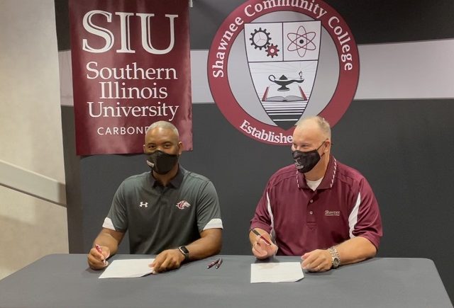 SCC and SIU leaders meet to sign the Saluki Step-Ahead agreement offering new opportunities for local students