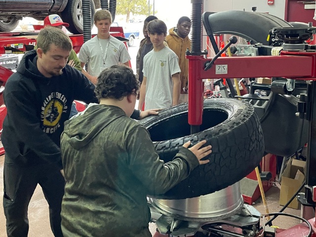 Hundreds of Area High School Students Explore Careers at Shawnee Community College During CTE Day